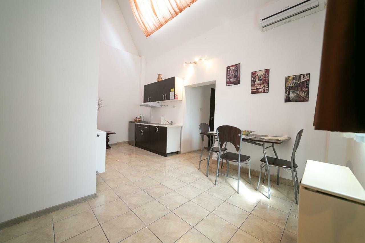 Boul Rosu Residence Free Private Parking Arad Room photo